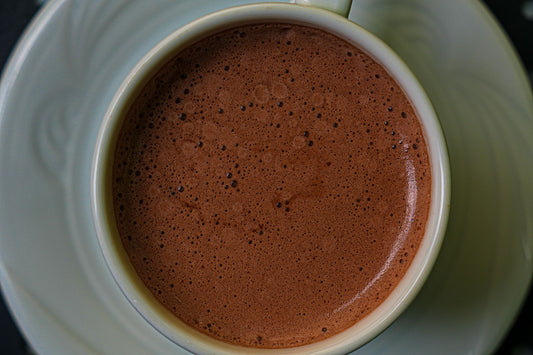 Foto apetitosa de chocolate quente cremoso em destaque, ilustrando a receita apresentada no blog Granuz