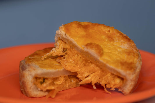 Foto apetitosa de torta de frango de massa podre em destaque, ilustrando a receita apresentada no blog Granuz