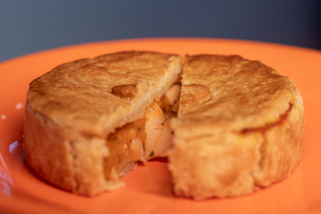 Foto apetitosa de empadão de frango em destaque, ilustrando a receita apresentada no blog Granuz