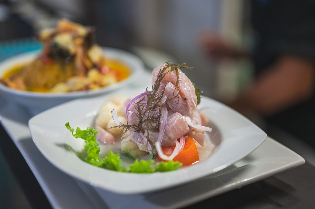 Foto apetitosa de ceviche peruano em destaque, ilustrando a receita apresentada no blog Granuz