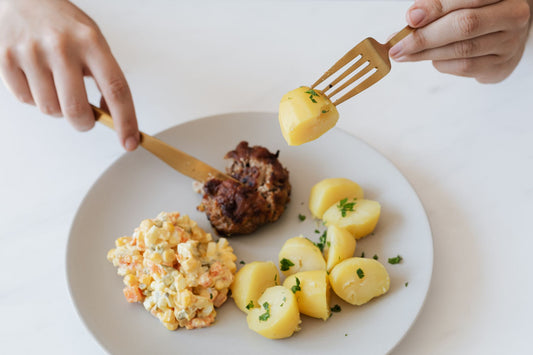 Foto apetitosa de salada de batata alemã em destaque, ilustrando a receita apresentada no blog Granuz