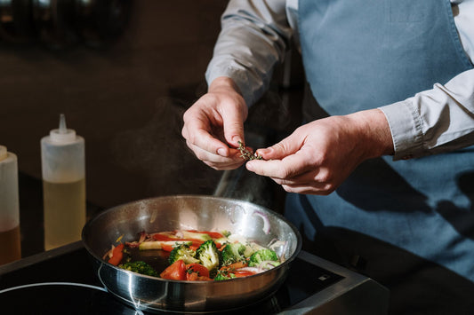 Cena de cozinha ilustrando equilíbrio de sabores, imagem de destaque do artigo do blog Granuz
