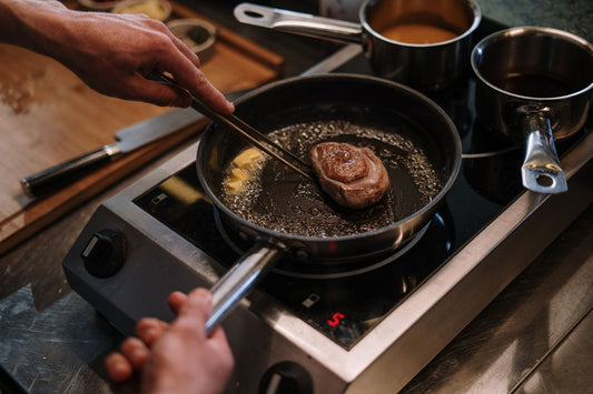 Cena de cozinha ilustrando como selar carne, imagem de destaque do artigo do blog Granuz