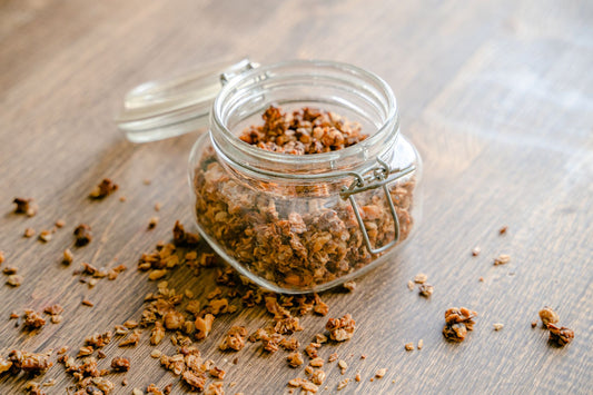Foto apetitosa de granola caseira em destaque, ilustrando a receita apresentada no blog Granuz