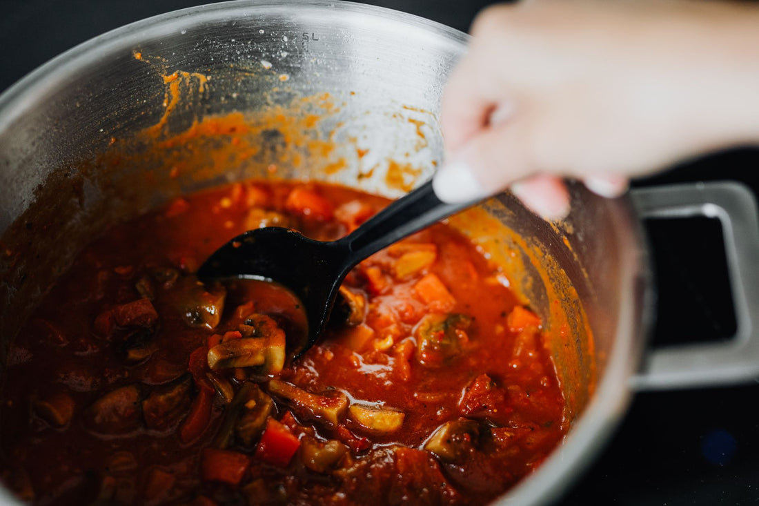 Foto apetitosa de coq au vin em destaque, ilustrando a receita apresentada no blog Granuz