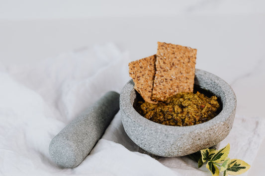 Foto apetitosa de pesto caseiro em destaque, ilustrando a receita apresentada no blog Granuz