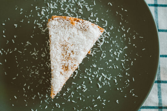 Foto apetitosa de bolo gelado de coco em destaque, ilustrando a receita apresentada no blog Granuz