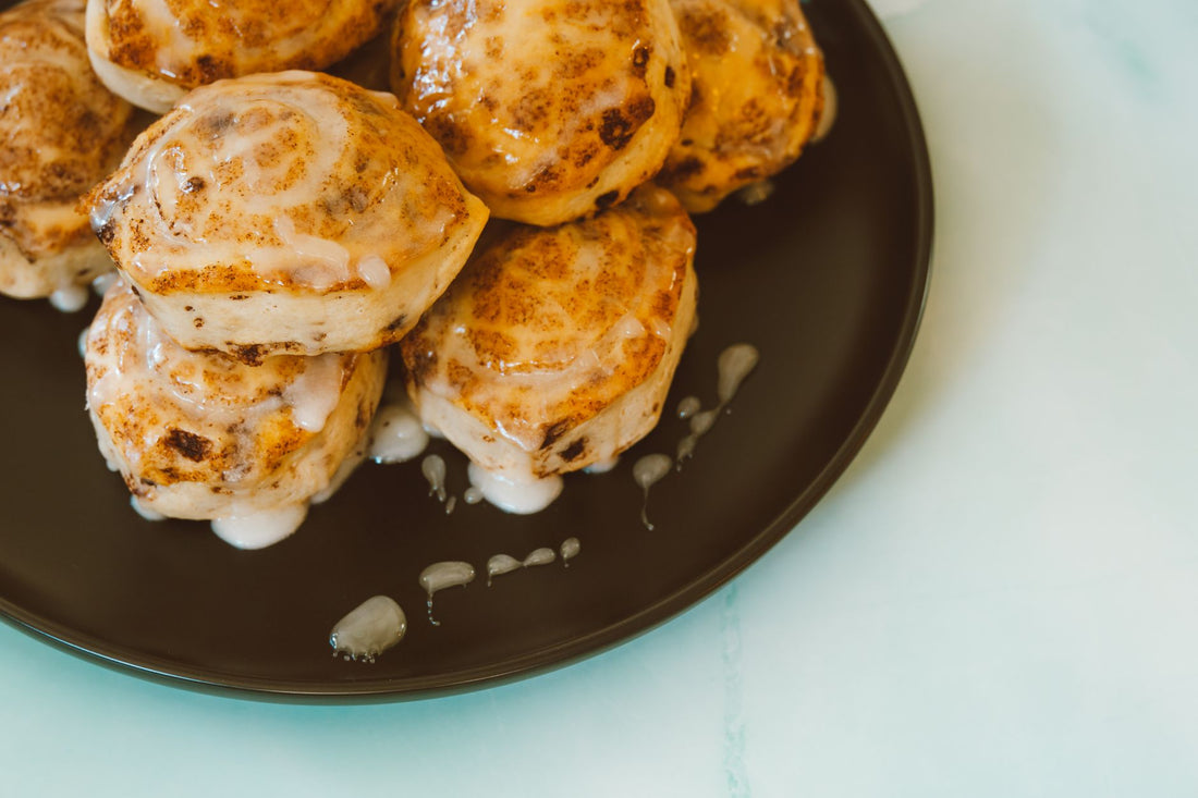 Foto apetitosa de cinnamon rolls em destaque, ilustrando a receita apresentada no blog Granuz