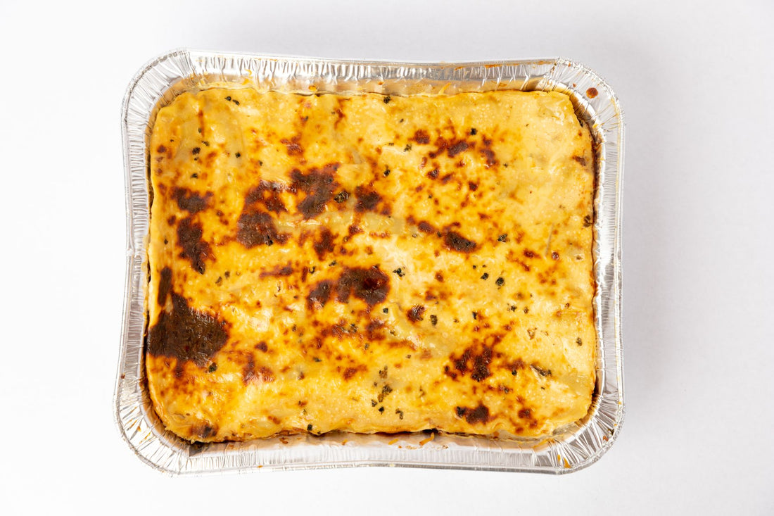 Foto apetitosa de lasanha de frango cremosa em destaque, ilustrando a receita apresentada no blog Granuz