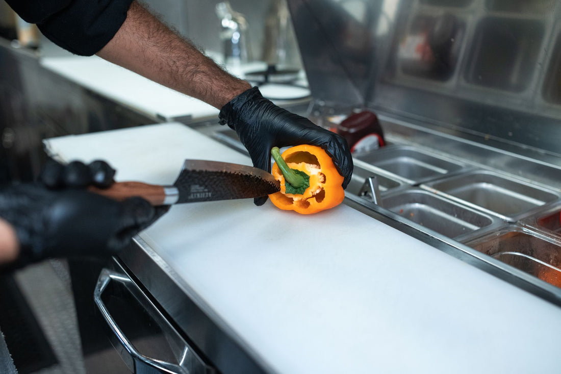 Cozinha profissional em operação, imagem de destaque do artigo food service do blog Granuz