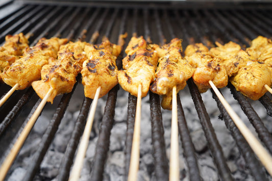 Foto apetitosa de shish tawook em destaque, ilustrando a receita apresentada no blog Granuz