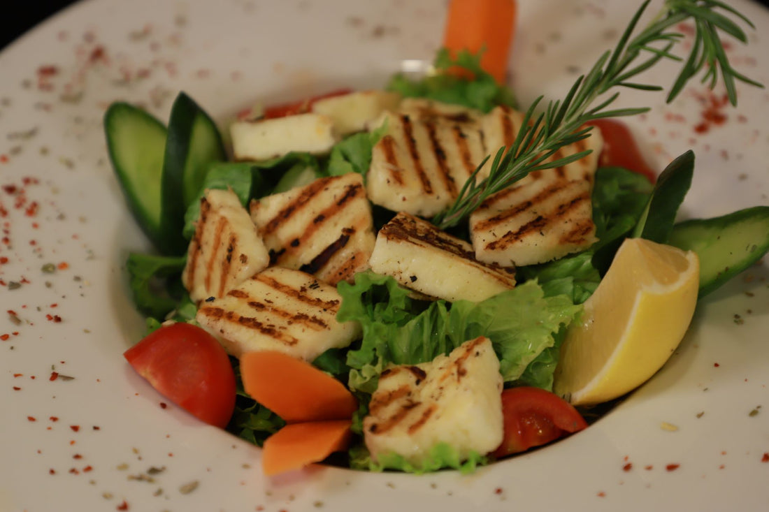 Foto apetitosa de halloumi grelhado em destaque, ilustrando a receita apresentada no blog Granuz