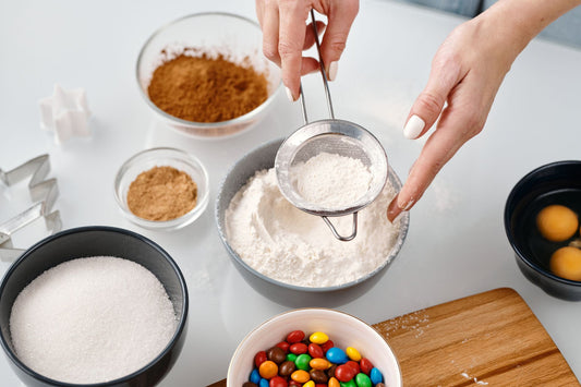 Cena de cozinha ilustrando açúcar de confeiteiro ou impalpável, imagem de destaque do artigo do blog Granuz