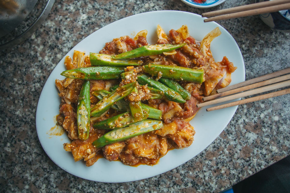 Foto apetitosa de frango com quiabo em destaque, ilustrando a receita apresentada no blog Granuz