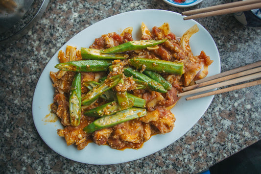 Foto apetitosa de frango com quiabo em destaque, ilustrando a receita apresentada no blog Granuz
