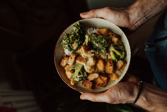 Foto apetitosa de arroz de brócolis em destaque, ilustrando a receita apresentada no blog Granuz