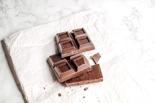 Cena de cozinha ilustrando chocolate 70%, meio amargo ou ao leite, imagem de destaque do artigo do blog Granuz