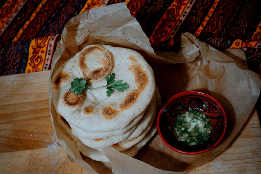 Foto apetitosa de naan em destaque, ilustrando a receita apresentada no blog Granuz