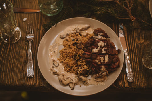 Foto apetitosa de strogonoff de carne em destaque, ilustrando a receita apresentada no blog Granuz