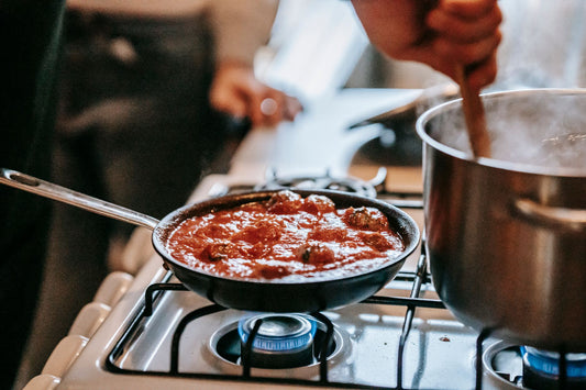 Cena de cozinha ilustrando redução de molhos, imagem de destaque do artigo do blog Granuz