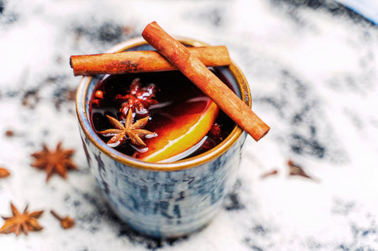 Foto apetitosa de vinho quente de festa junina em destaque, ilustrando a receita apresentada no blog Granuz