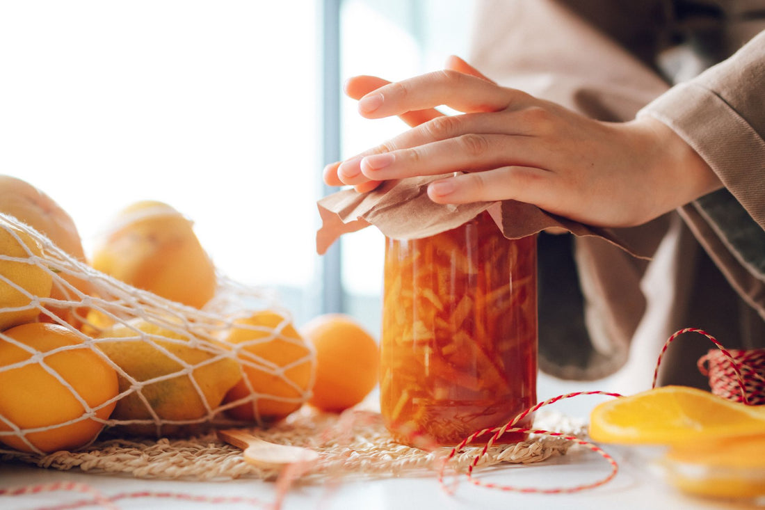 Cena de cozinha ilustrando geleia, compota ou doce em calda, imagem de destaque do artigo do blog Granuz