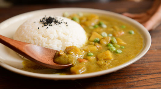 Foto apetitosa de moqueca de banana-da-terra em destaque, ilustrando a receita apresentada no blog Granuz