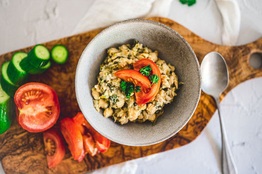 Foto apetitosa de salada de grão-de-bico em destaque, ilustrando a receita apresentada no blog Granuz