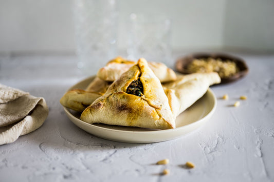 Foto apetitosa de fatayer de espinafre em destaque, ilustrando a receita apresentada no blog Granuz