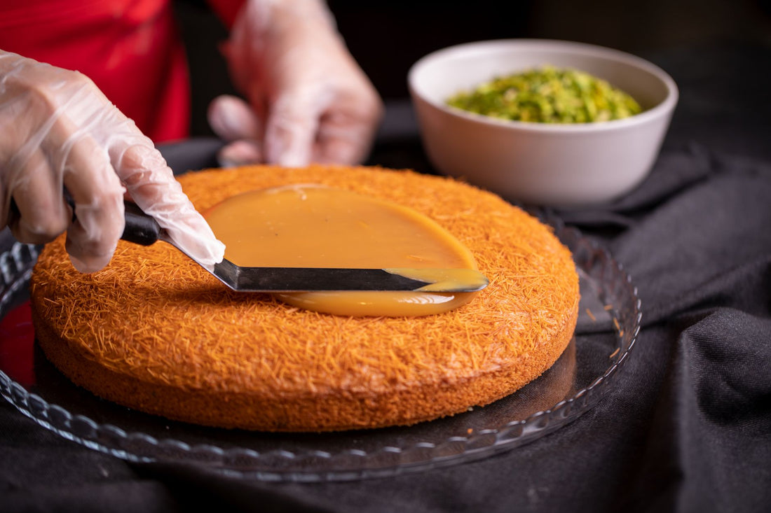 Foto apetitosa de bolo de laranja com calda em destaque, ilustrando a receita apresentada no blog Granuz