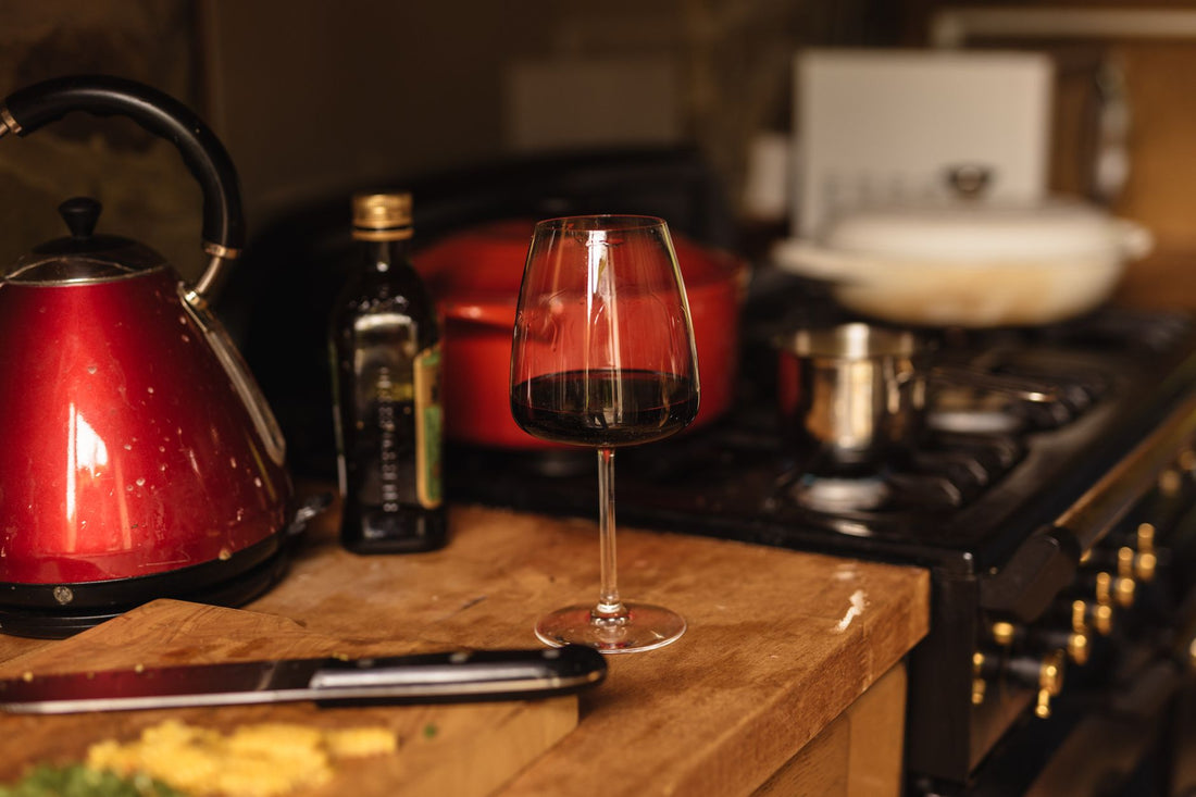 Cena de cozinha ilustrando vinho de cozinha, imagem de destaque do artigo do blog Granuz