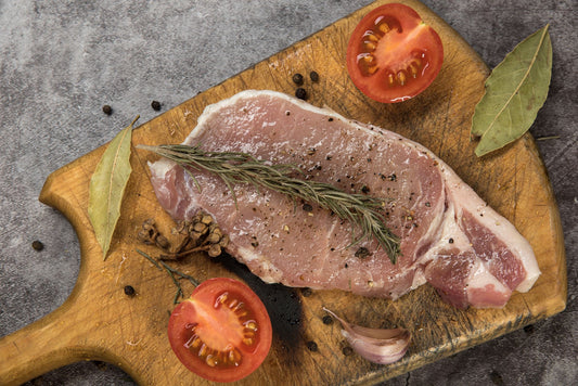 Cena de cozinha ilustrando tempero para carne de porco, imagem de destaque do artigo do blog Granuz