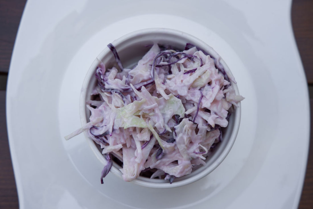 Foto apetitosa de salada de repolho cremosa em destaque, ilustrando a receita apresentada no blog Granuz