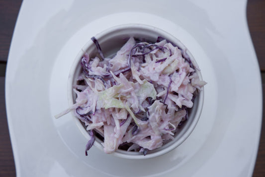 Foto apetitosa de salada de repolho cremosa em destaque, ilustrando a receita apresentada no blog Granuz