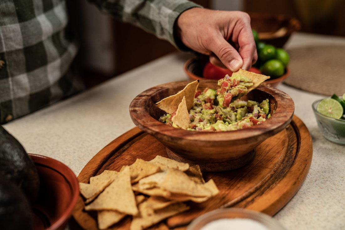 Foto apetitosa de guacamole em destaque, ilustrando a receita apresentada no blog Granuz