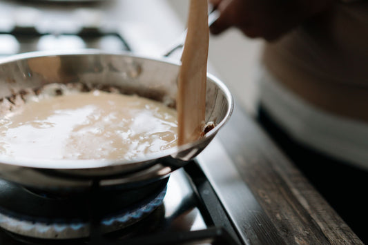 Foto apetitosa de molho branco (bechamel) em destaque, ilustrando a receita apresentada no blog Granuz