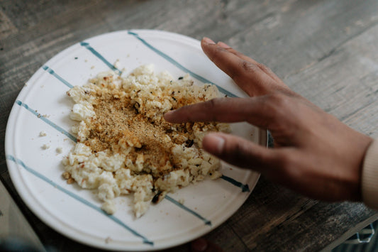 Foto apetitosa de farofa na air fryer em destaque, ilustrando a receita apresentada no blog Granuz