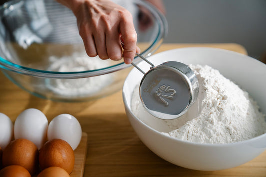 Cena de cozinha ilustrando xícara em gramas, imagem de destaque do artigo do blog Granuz