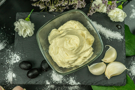 Foto apetitosa de toum em destaque, ilustrando a receita apresentada no blog Granuz
