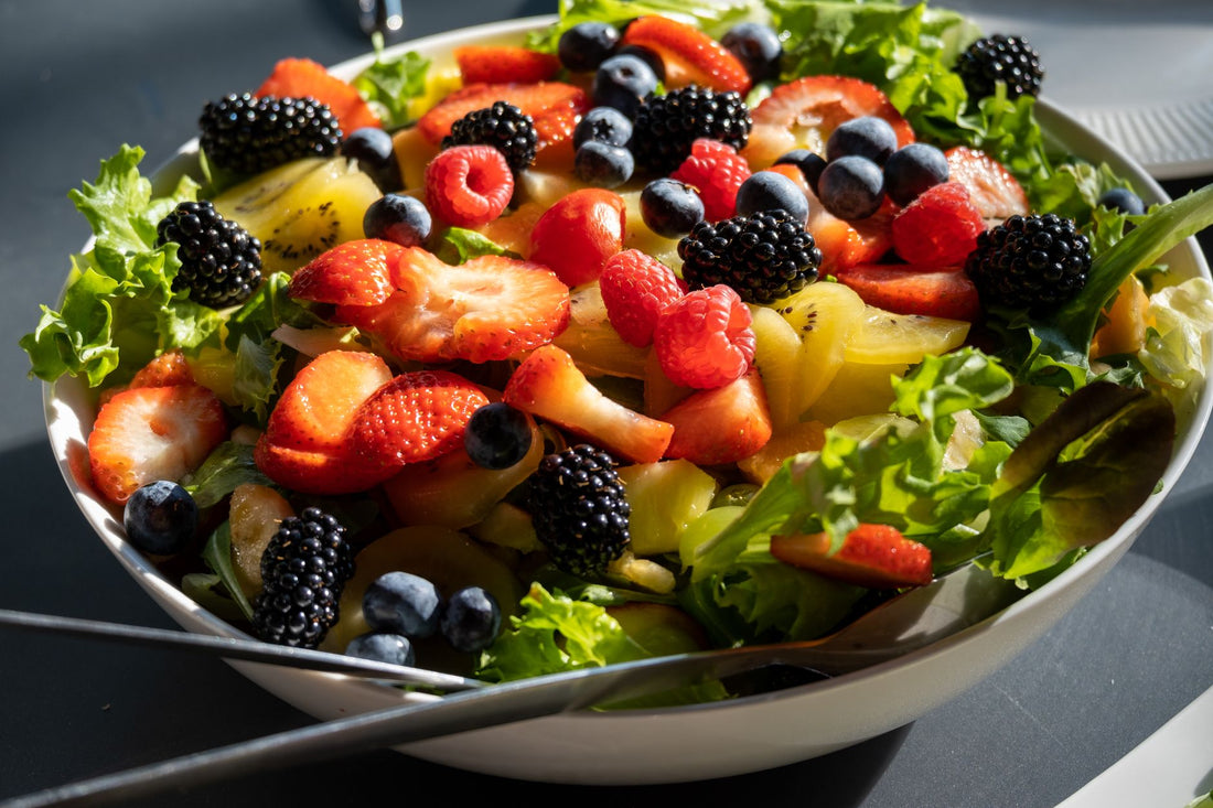 Foto apetitosa de salada de frutas caprichada em destaque, ilustrando a receita apresentada no blog Granuz