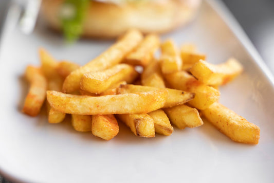 Foto apetitosa de batata frita crocante em destaque, ilustrando a receita apresentada no blog Granuz