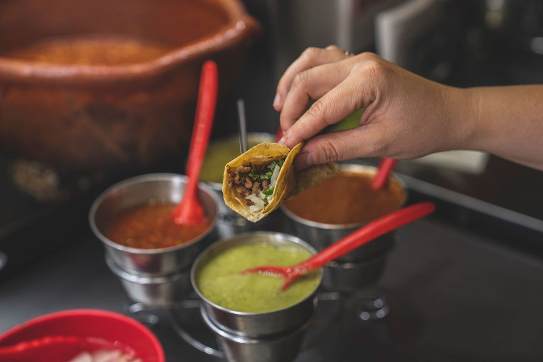 Foto apetitosa de birria tacos em destaque, ilustrando a receita apresentada no blog Granuz