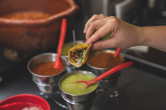 Foto apetitosa de birria tacos em destaque, ilustrando a receita apresentada no blog Granuz