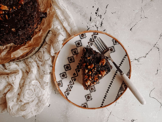 Foto apetitosa de bolo de tâmara em destaque, ilustrando a receita apresentada no blog Granuz