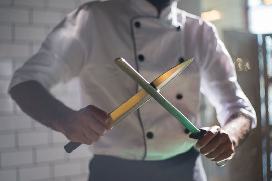 Cena de cozinha ilustrando como afiar facas em casa, imagem de destaque do artigo do blog Granuz