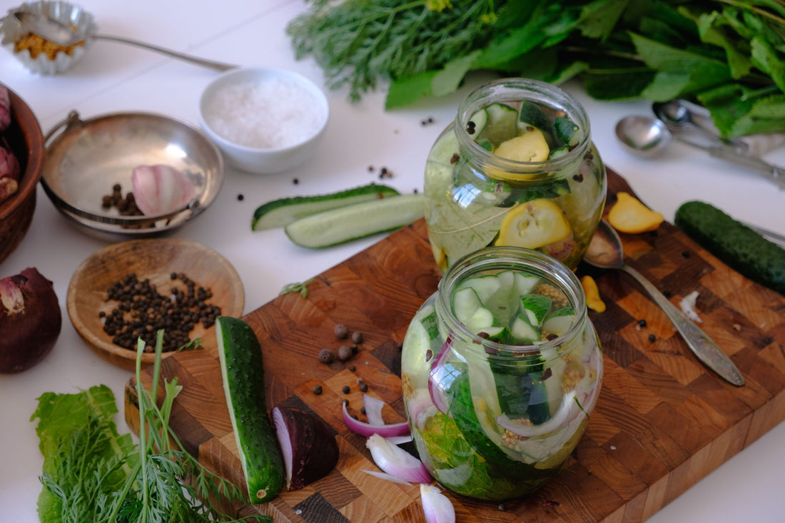 Foto apetitosa de picles de pepino caseiro com endro em destaque, ilustrando a receita apresentada no blog Granuz