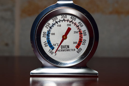 Cena de cozinha ilustrando temperaturas do forno, imagem de destaque do artigo do blog Granuz