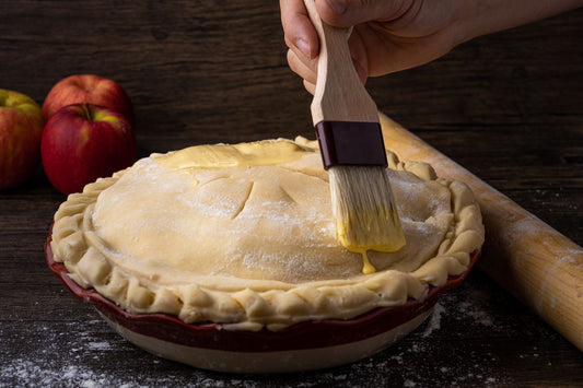 Foto apetitosa de torta de maçã em destaque, ilustrando a receita apresentada no blog Granuz