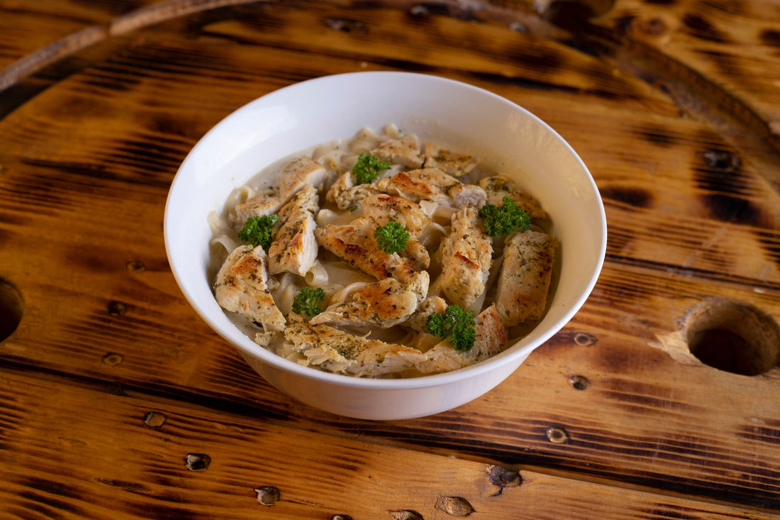 Foto apetitosa de estrogonofe de frango cremoso em destaque, ilustrando a receita apresentada no blog Granuz